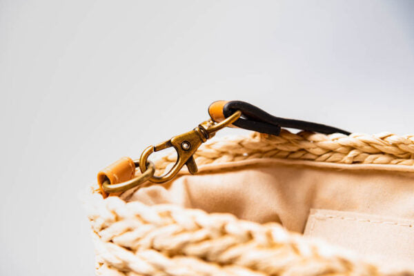 Ψάθινο εκρού καλάθι με μέντα τρέσα και διακοσμητικό με κοχύλια