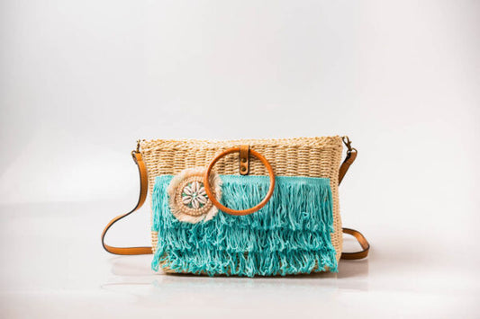 Ψάθινο εκρού καλάθι με μέντα τρέσα και διακοσμητικό με κοχύλια